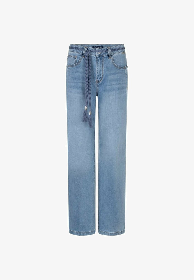 Lichtblauwe jeans met rechte pijpen, voorzakken en een gevlochten riem met kwastjes, weergegeven op een witte achtergrond.