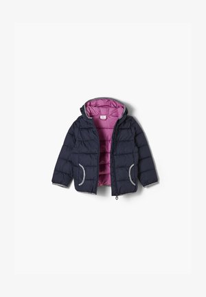 Giacca a vento navy con cappuccio, caratterizzata da una fodera rosa a contrasto, rifiniture in argento e due tasche laterali con bordi arrotondati.