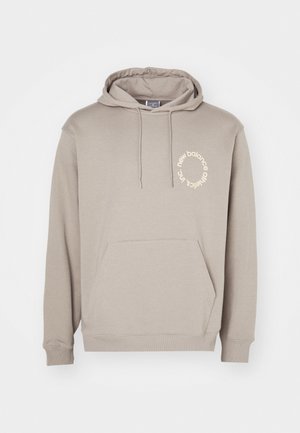 Hanorac pulover de culoare bej deschis, cu buzunar frontal, glugă cu șnur și logo circular crem pe partea stângă a pieptului. Material dintr-un amestec moale de bumbac.