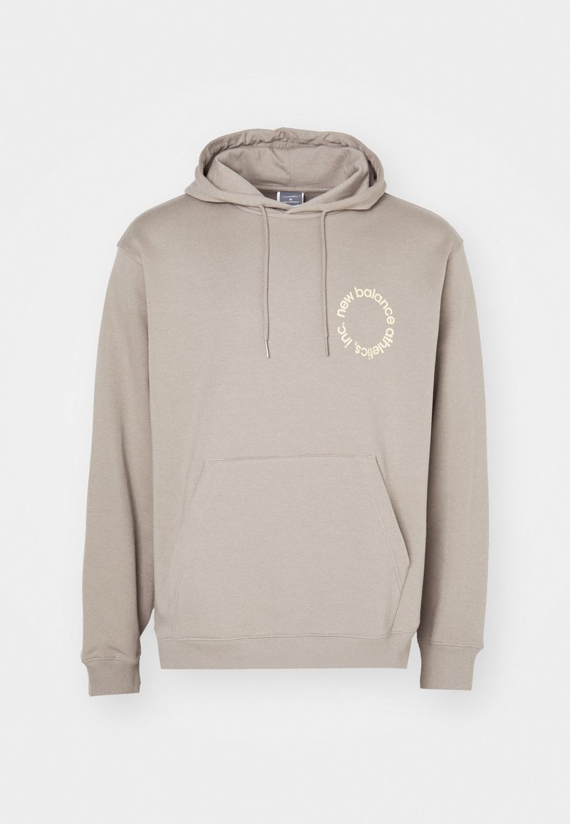 Hoodie léger beige clair avec une poche frontale, un cordon de serrage pour la capuche, et un logo circulaire crème sur la poitrine gauche. Matière douce en mélange de coton.