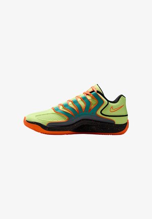 Zapatilla deportiva Nike en color verde lima brillante con detalles turquesa y cordones naranjas. Presenta una parte superior de malla texturizada y una suela negra con salpicaduras.