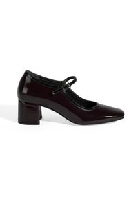 Chaussure à talon carré en cuir verni bordeaux avec un bout pointu, un dos arrondi et une fine lanière sur le cou-de-pied. Fini lisse et brillant.