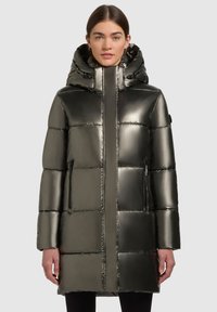 Gewatteerde pufferjack in donker metallic grijs, met een hoge kraag, ritszakken en een glanzende afwerking. Met capuchon en rechthoekige panelen.