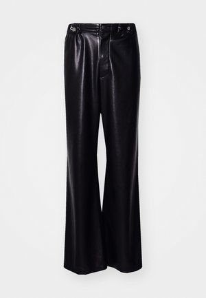 Pantalons larges en simili cuir noir avec taille haute, fermeture à bouton à l'avant et finition légèrement satinée. Texture lisse, design polyvalent.