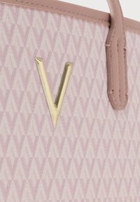 Borsa tote rosa con motivo geometrico e un evidente logo "V" dorato. Il materiale ha una texture liscia con dettagli in pelle.