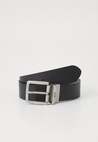 Curea din piele neagră cu o cataramă rectangulară din metal argintiu. Catarama are inscripționat numele brandului "BOSS". Textură netedă cu linii clare.