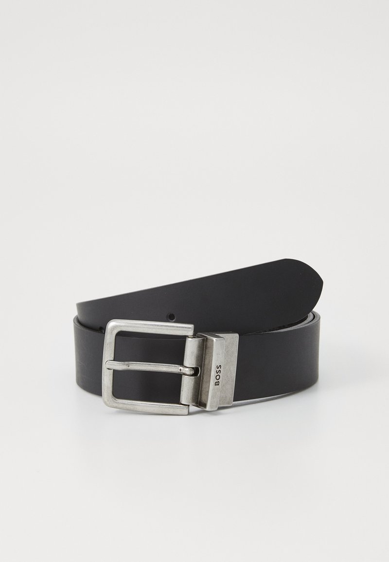 Curea din piele neagră cu o cataramă rectangulară din metal argintiu. Catarama are inscripționat numele brandului "BOSS". Textură netedă cu linii clare.