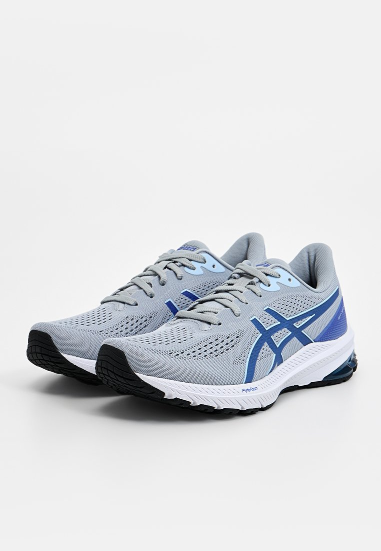 Ein Paar hellgraue und blaue Laufschuhe mit Netzobermaterial und schwarzen Gummisohlen auf einem weißen Hintergrund.