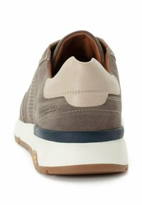 Grijze suede en leren sneaker met een gepolsterde hiel, witte tussenzool en textuur oppervlak. Kenmerkt beige accenten en een donkerblauwe buitenzool.