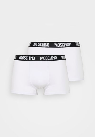 Biele boxerky s čiernym pásom Moschino, ktorý obsahuje názov značky v bielom texte, vystavujú hladký materiál a priliehavý strih.