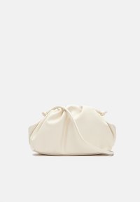 Bílá saténová kabelka do ruky s řaseným designem, zavíráním na šňůrku a hladkou texturou. Kompaktní tvar s jemnými šicími detaily.