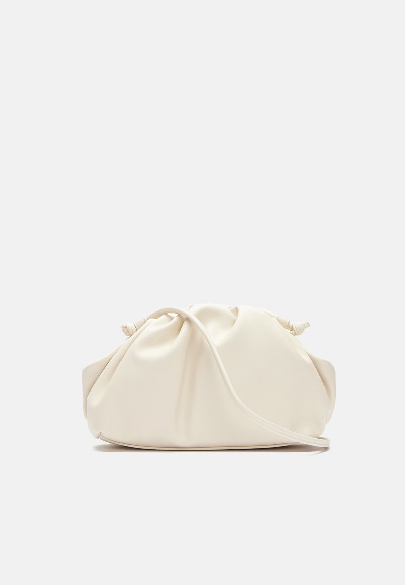 Bílá saténová kabelka do ruky s řaseným designem, zavíráním na šňůrku a hladkou texturou. Kompaktní tvar s jemnými šicími detaily.