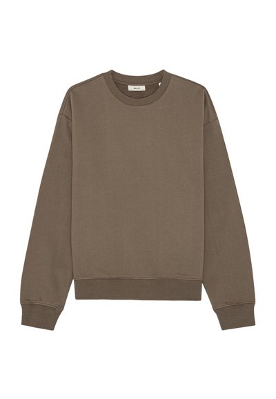 Sweat-shirt marron à col rond avec manches longues et poignets, ourlet et encolure côtelés, posé à plat sur un fond blanc.