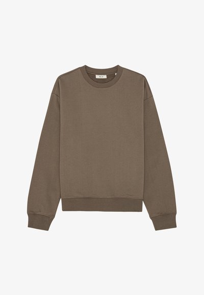 Sweat-shirt marron à col rond avec manches longues et poignets, ourlet et encolure côtelés, posé à plat sur un fond blanc.