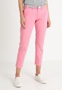 Rosa bomullscropped byxor med sidofickor, skräddarsydd passform och ett dekorativt bälte med ett vävt mönster. Slät textur och rena linjer.