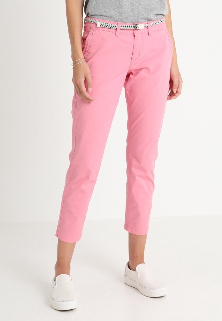 Rosa bomullscropped byxor med sidofickor, skräddarsydd passform och ett dekorativt bälte med ett vävt mönster. Slät textur och rena linjer.