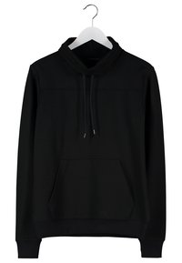 Sweat à capuche noir à manches longues avec poche kangourou avant et cordon, sur un cintre blanc sur fond blanc.