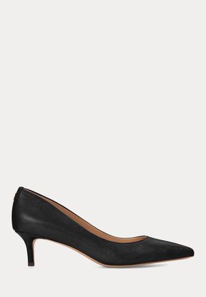 Schwarzer Leder-Pumps mit niedrigem Absatz für Damen, spitze Zehenpartie und schlanker Kitten-Heel, im Profil auf weißem Hintergrund dargestellt.