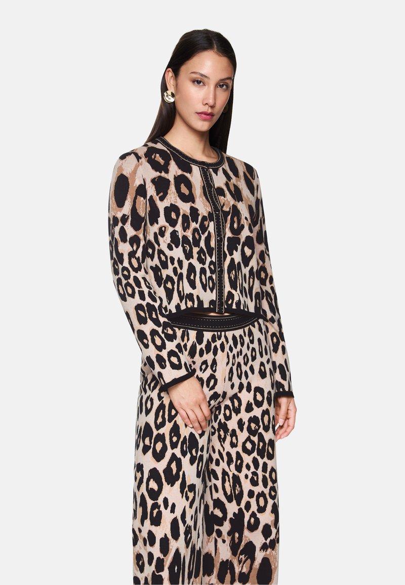 Beige- und schwarze Leopardenmuster-Cardigan, tailliert, mit langen Ärmeln, Rundhalsausschnitt und kontrastierendem schwarzen Saum sowie Bündchen.