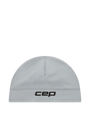 Graue Mütze aus leichtem, glattem Material; mit einem schwarzen Logo auf der Vorderseite und einer eng anliegenden, abgerundeten Form.