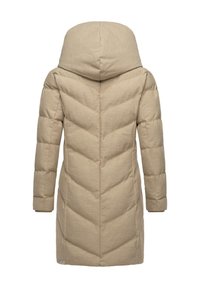 Piumino beige con motivo a zigzag, grande cappuccio e maniche lunghe. Il tessuto ha una texture liscia con sezioni imbottite.