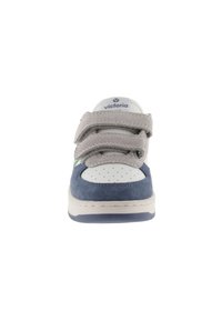 Sneaker blu in suede e bianco in pelle con doppie cinghie in Velcro grigie, punta perforata e suola in gomma testurizzata. Accentuato da dettagli in rete.