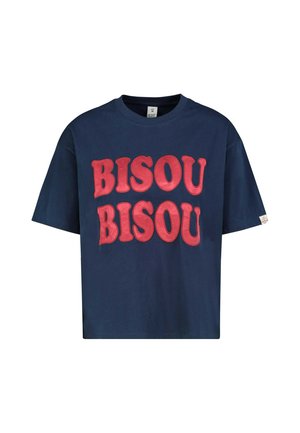 Marineblaue kurzärmelige T-Shirt mit großem rotem Text "BISOU BISOU" auf der Vorderseite in fetten, abgerundeten Buchstaben.