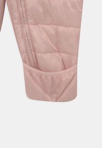 Roze gewatteerde jaszoom met glad, glanzend materiaal, voorzien van een lichte glans en elastische manchetten; inclusief zijzakken.