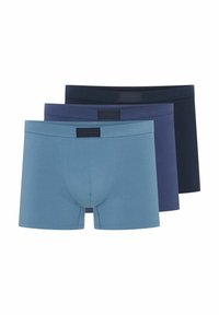 Trzy pary męskich bokserków w odcieniach niebieskiego: jedna jasnoniebieska, jedna ciemnoniebieska i jedna granatowa, każda z dopasowanym pasem i logo.