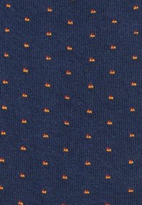 Granatowy materiał z powtarzającym się wzorem małych, falistych pomarańczowych kształtów, dający fakturowany wygląd z gładkim wykończeniem.