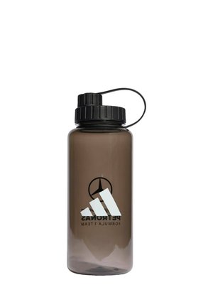 Borraccia sportiva marrone traslucida con tappo a vite nero e cinturino, con i loghi Mercedes-Benz e Adidas.