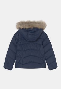 Marinblå vadderad jacka med huva i pälskant, med horisontella quiltade sektioner och elastiska ärmslut för ökad isolering.