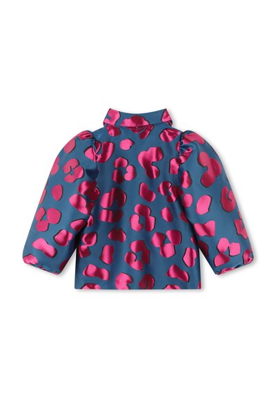 Satin top met een hoge kraag, met een teal achtergrond en grote roze luipaardvlekken; puff mouwen en glanzende textuur.