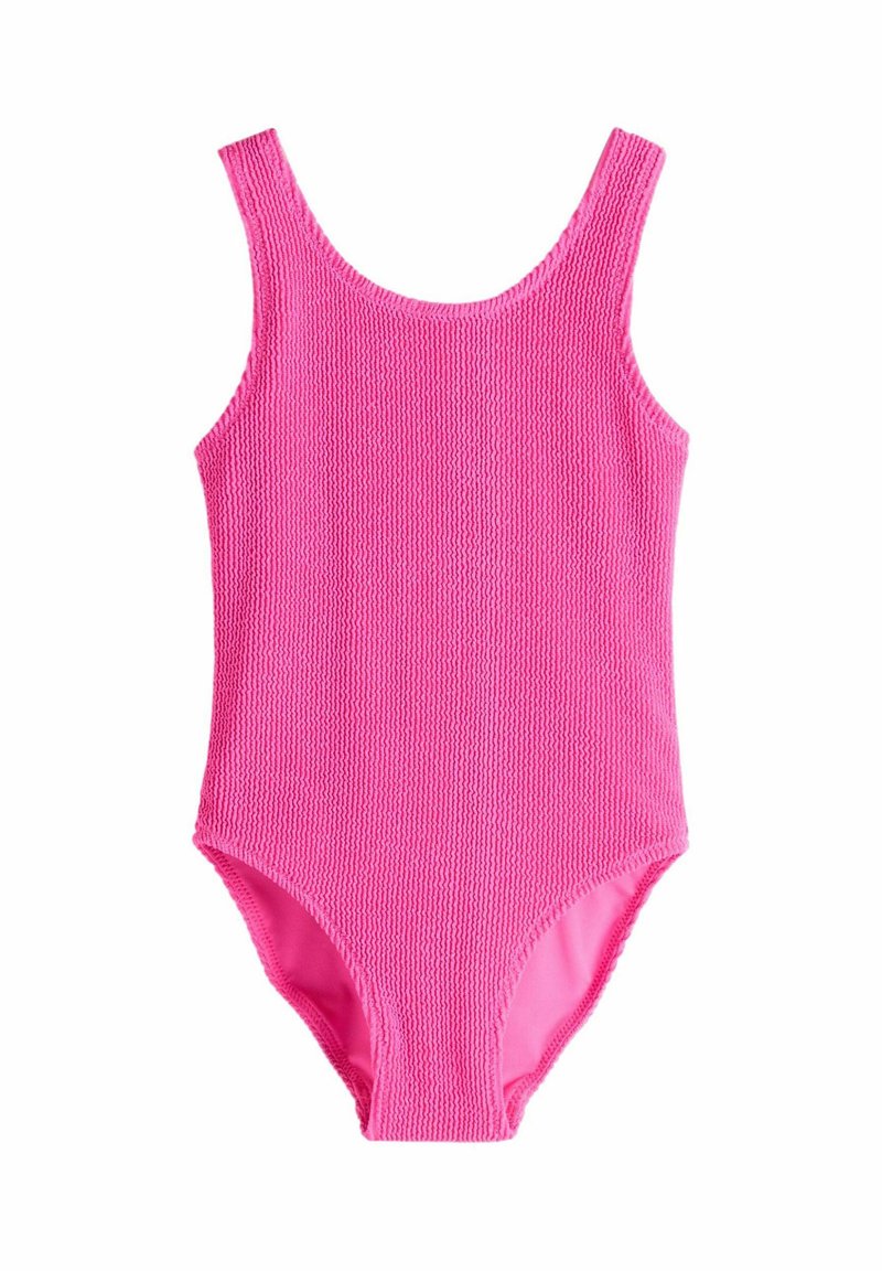 Maillot de bain une pièce rose en tissu texturé, avec larges bretelles et encolure dégagée. Design simple sans accents supplémentaires.