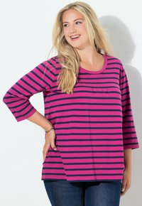 Maglione a righe magenta e blu navy con scollatura rotonda e leggeri dettagli plissettati. Tessuto morbido, vestibilità comoda e maniche a tre quarti.