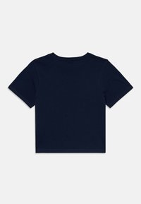 T-shirt azul-marinho de manga curta feito de algodão. Design simples com decote redondo e sem padrões ou acessórios visíveis. Textura suave.