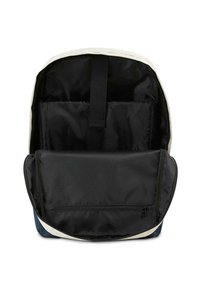 Mochila con un exterior crema y un interior negro. Cuenta con múltiples compartimentos, incluyendo un bolsillo con cremallera y una correa de sujeción.