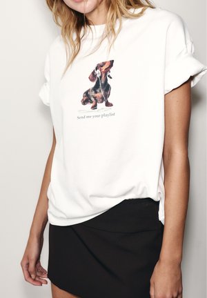 PULL&BEAR, REGULAR FIT DOG GRAPHIC - T-SHIRT - T-shirt con stampa - white