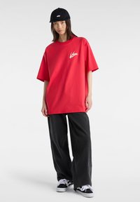 Vans BRUSH SCRIPT LOOSE FIT - Triko s potiskem - racing red marshmallow