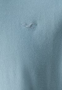 Hollister Co. ICON CREW 5 PACK - T-shirt - bas - brilliant white/arona/coastal fjord/navy/black