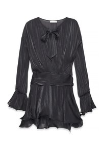 Melna, zīdaina garām piedurknēm blūze ar priekšu saistītu mezglu, platam jostai un paplatinātiem svārkiem un piedurknēm.