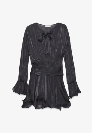 Čierna hodvábna blúzka s dlhým rukávom a mašľou vpredu, širokým pásom a rozšírenými volánikmi na manžetách a dolnom okraji.