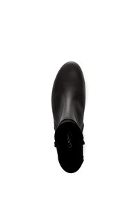 Bota de cuero negro hasta el tobillo con punta redonda, cremallera lateral y pequeños acentos decorativos en el tacón. Textura suave y diseño elegante.