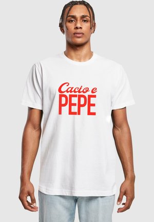 Hvit bomulls t-skjorte med fet rød tekst som sier "Cacio e PEPE." Rund hals design med korte ermer. Enkel, uformell stil.
