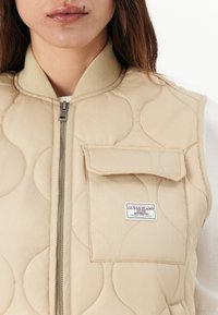 Guess Jeans QUILTED PUFFER  - Bodywarmer - safari tan