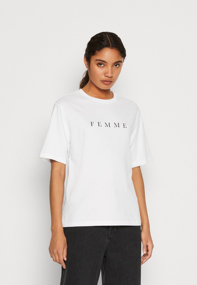 Witte katoenen T-shirt met korte mouwen en een ronde hals, met "FEMME" in het zwart op de borst gedrukt. Eenvoudige en relaxte pasvorm.