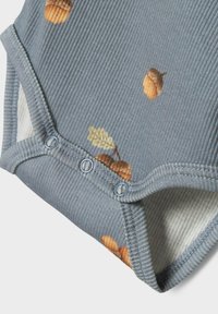 Szary prążkowany body z nadrukami żołędzi i liści, z zapięciem na zatrzaski na dole i miękką podszewką.