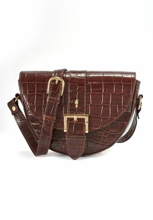 Ciemnobrązowa torebka na ramię z fakturą krokodyla, z regulowanym paskiem i zapięciem na klamrę w złotym kolorze na przedniej klapie.