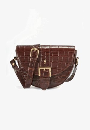 Ciemnobrązowa torebka na ramię z fakturą krokodyla, z regulowanym paskiem i zapięciem na klamrę w złotym kolorze na przedniej klapie.