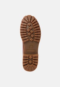 Gummistövlar med en robust sula som har ett mönster med djupa spår, i brun färg och en centrerad logotyp. Utformad för bra grepp och hållbarhet.